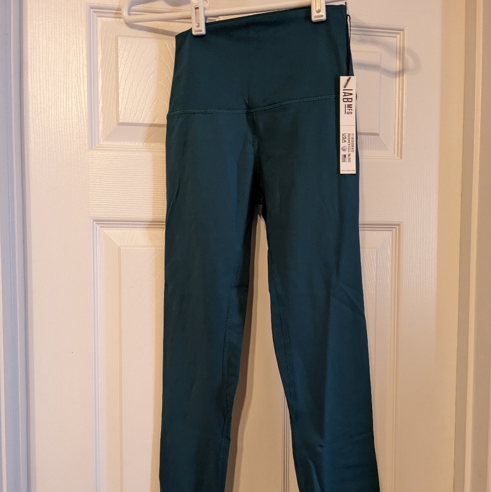 COPY - IAB crop compression leggings